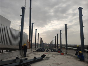 北控鋼構建筑坡道鋼柱吊裝焊接